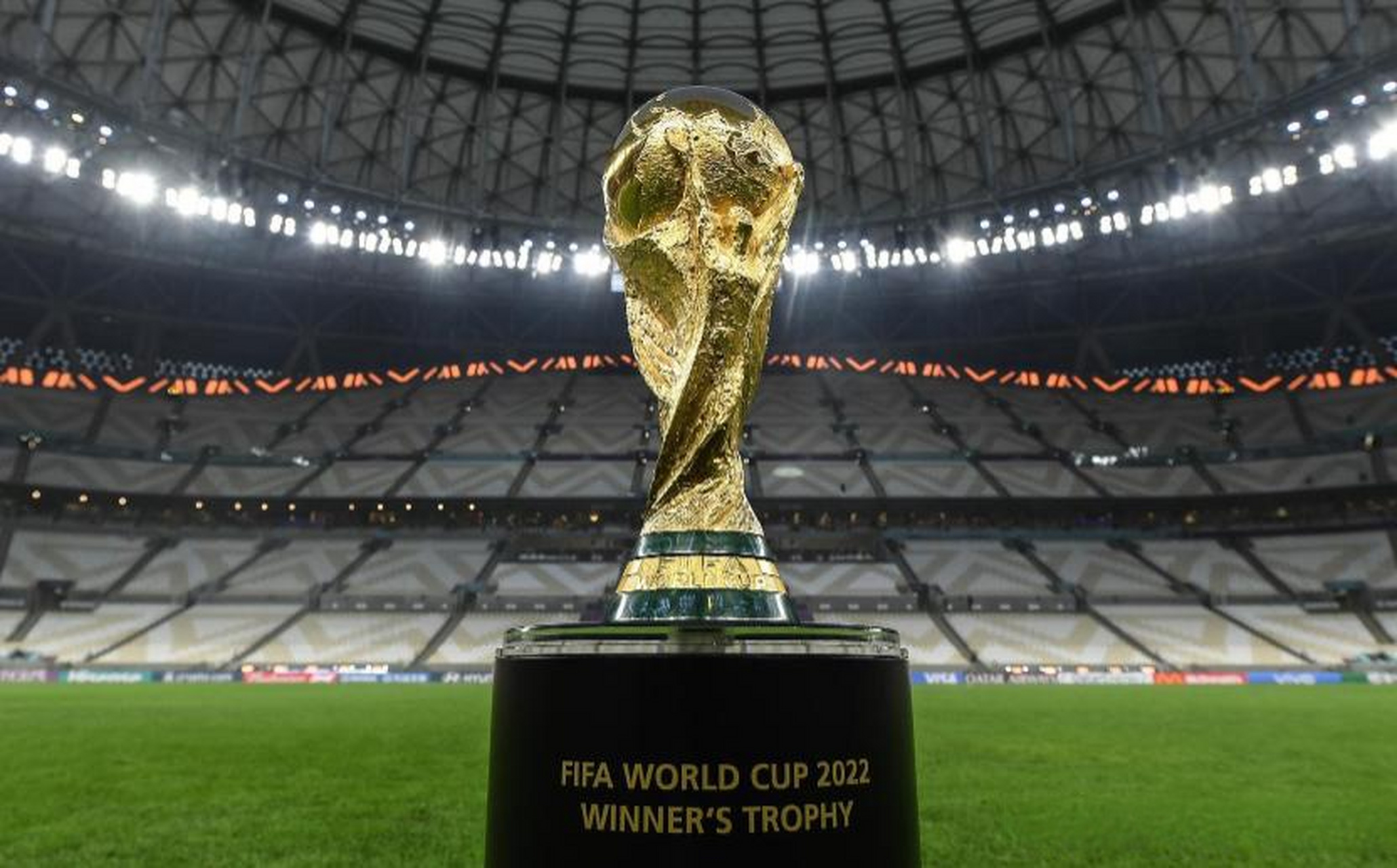 甚至在场边 甚至在场边